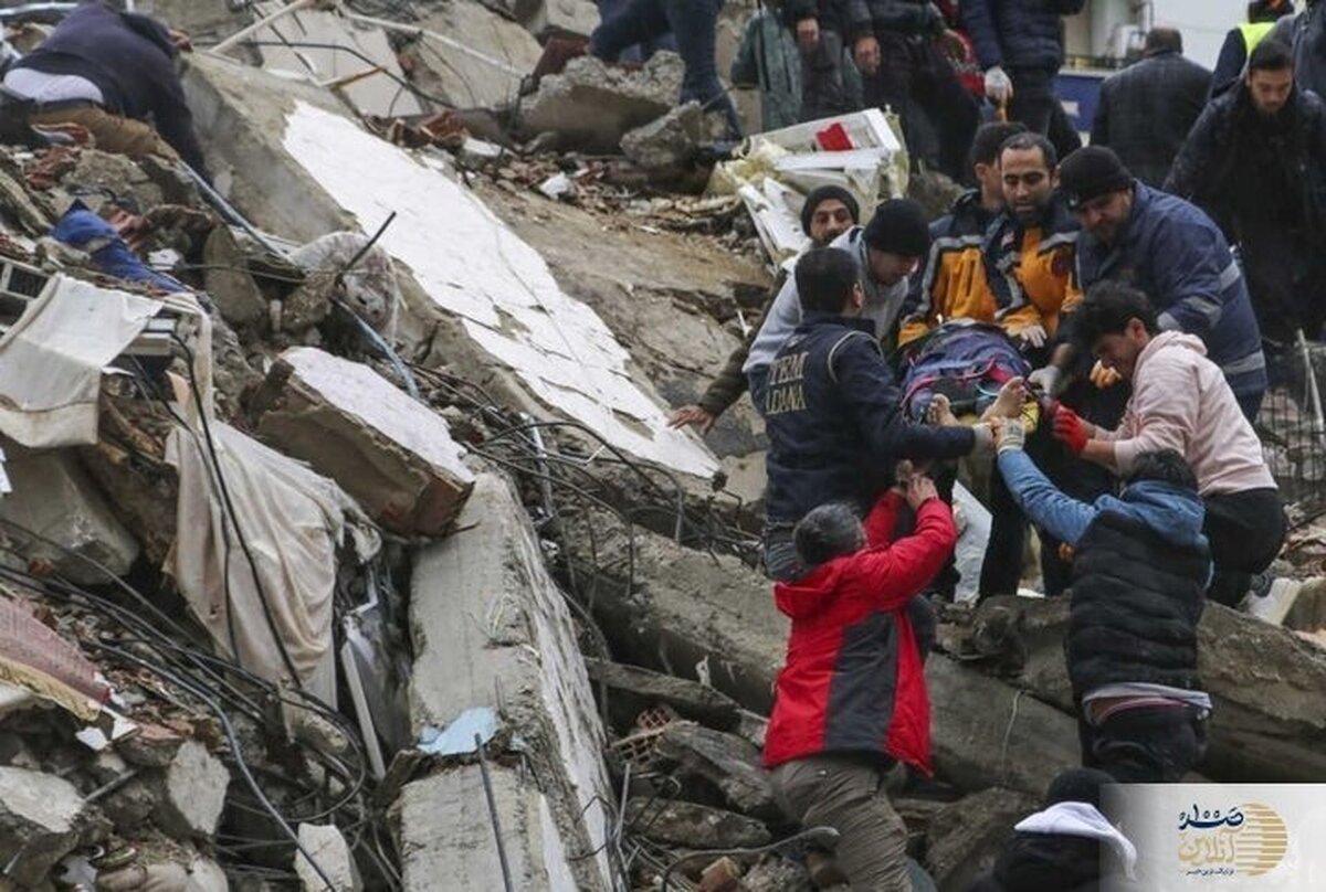 پدری که دست جسد دخترش را پس از زلزله رها نمی کند + عکس
