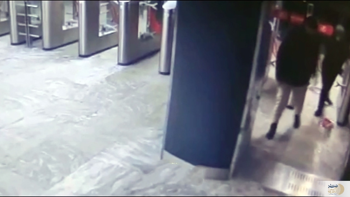 شکستن شیشه ورودی مترو توسط یک جوان + فیلم