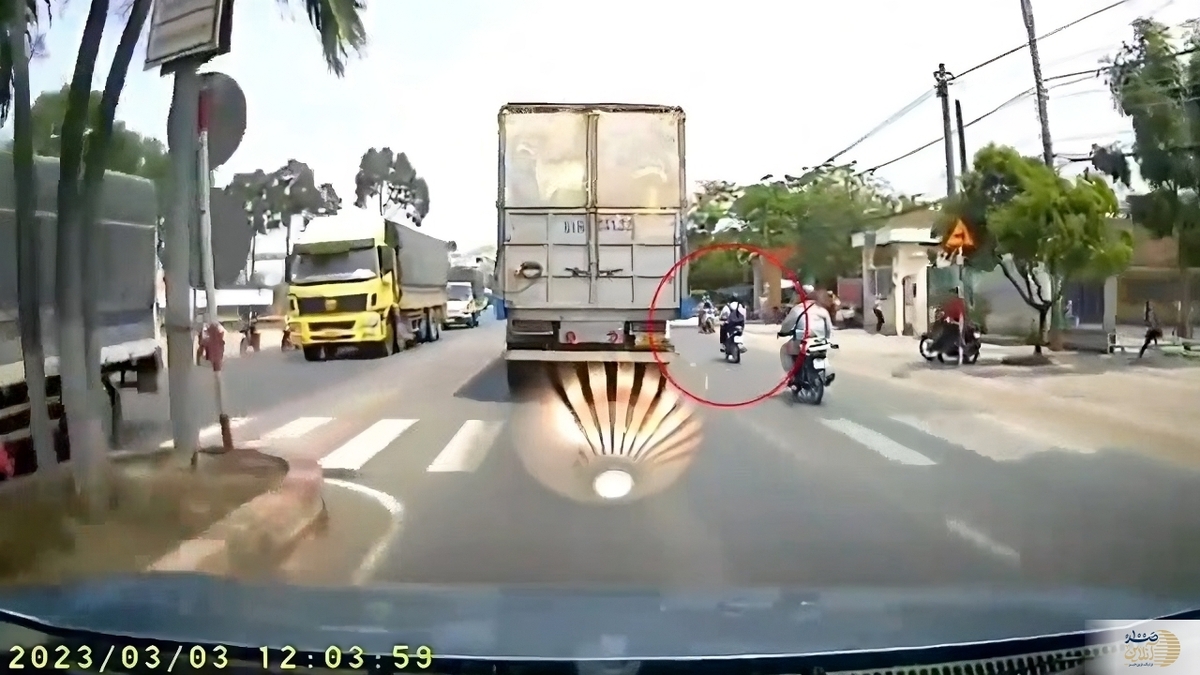 عاقبت نزدیک شدن موتورسیکلت به کامیون + فیلم