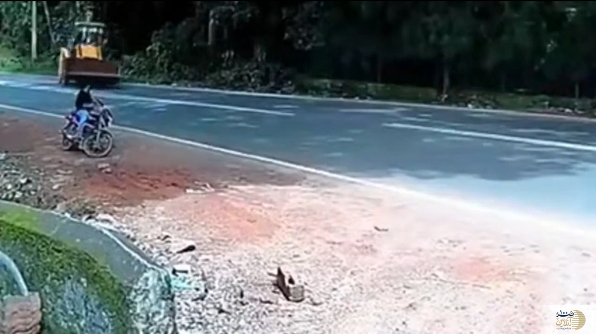 (ویدئو) موتورسوار از تصادف بیل مکانیکی جان سالم به در برد
