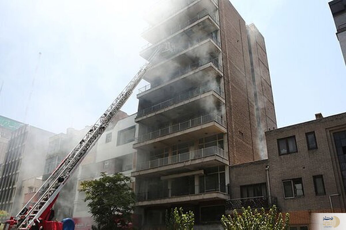 ویدئو/ جزییات و دود مهیب از آتش‌سوزی در یکی از ساختمان‌های قدیمی خیابان طالقانی/ یک آتش نشان شهید شد
