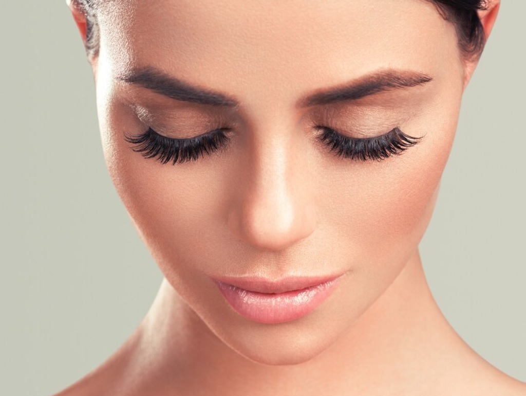 با این ترفندهای خانگی مژه‌هات رو تا عید دو برابر کن!