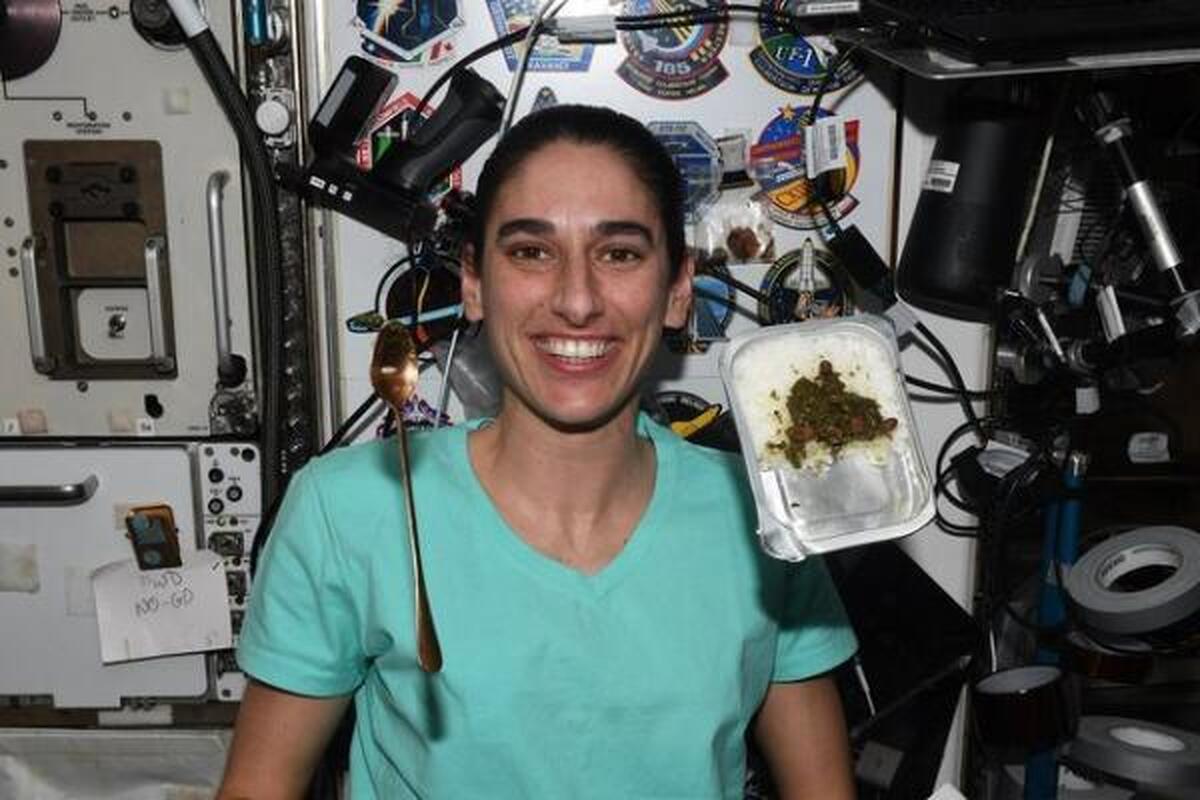 یاسمین مقبلی در فضا قرمه‌سبزی خورد