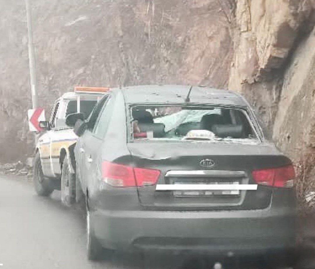 سقوط سنگ روی سراتو در جاده چالوس/ عکس