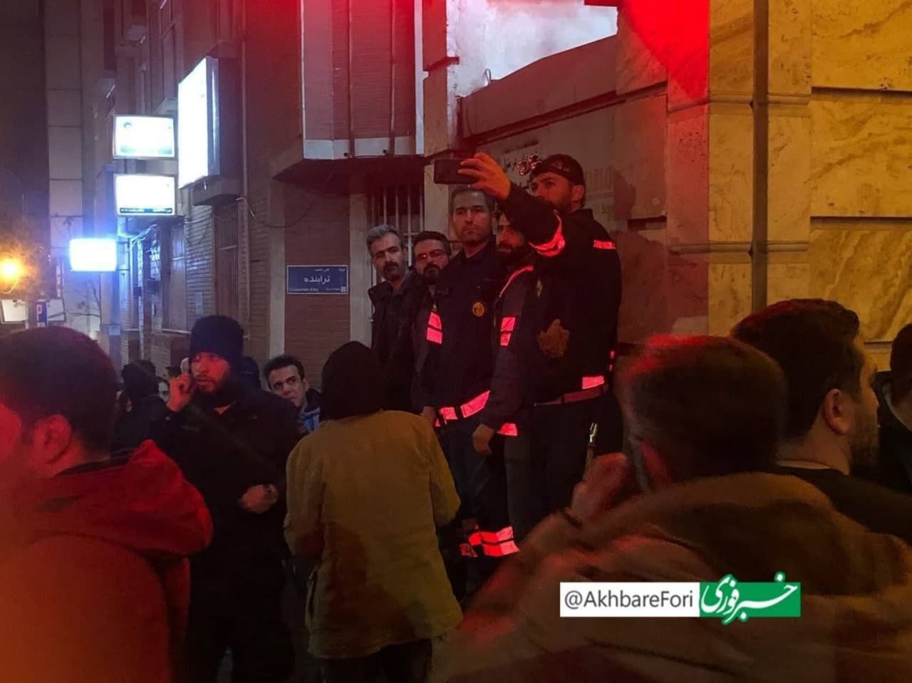 عکسی عجیب در حاشیه آتش‌سوزی بیمارستان گاندی