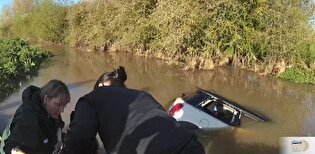 (ویدئو) نجات نفس‌گیر یک زن گیر کرده در خودروی غرق شده