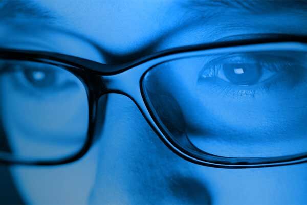 چگونه بفهمیم که عدسی عینک بلوکات است یا معمولی؟