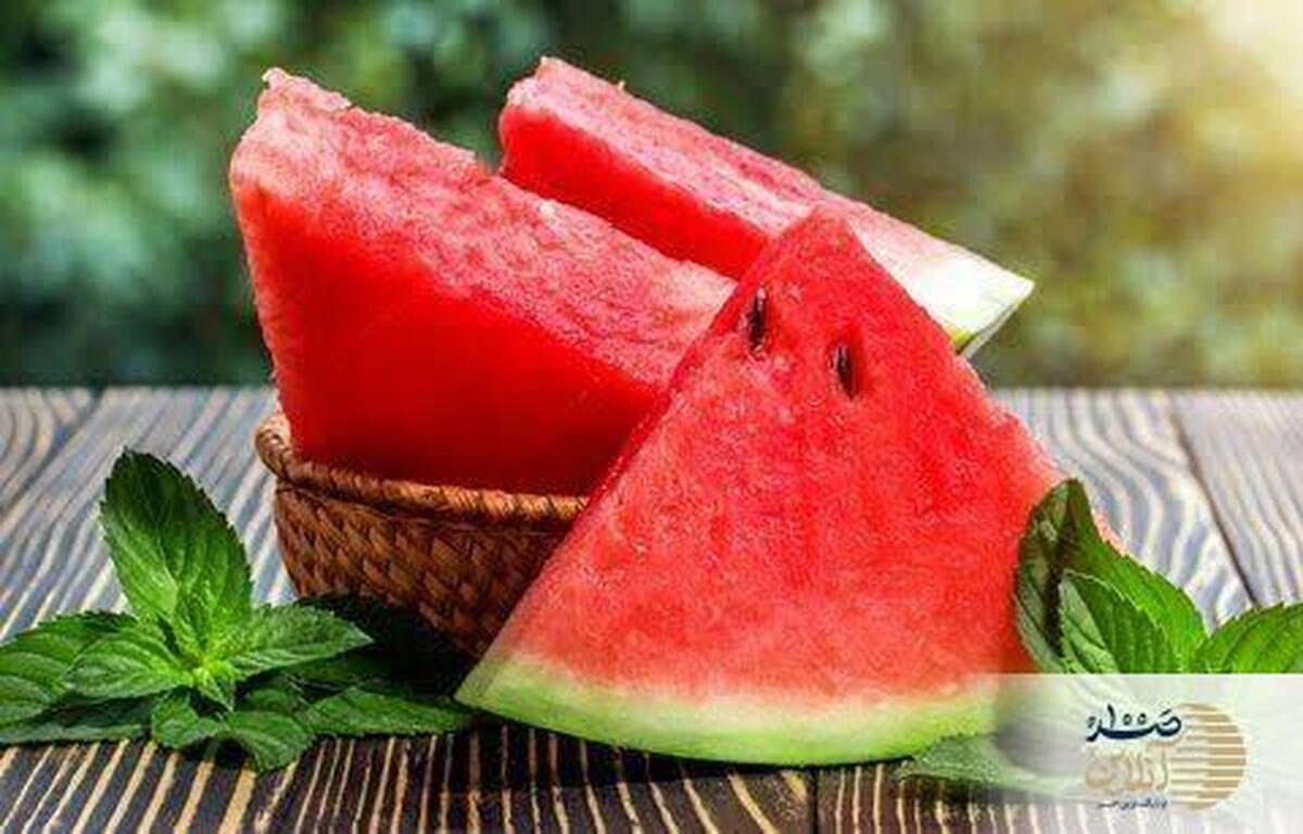 این میوه تابستانی منبع عظیم پتاسیم، منیزیم و ویتامین‌های A و C است / قاتل فشار خون و کم آبی بدن / ناشتا مصرف شود