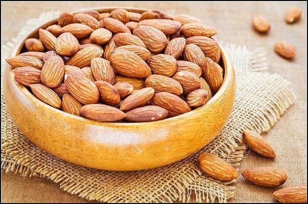 ۶ عارضه مصرف بیش از حد بادام درختی