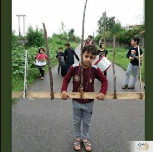 عکس / عَلَم دسته عزاداری در دست کودک ایرانی جهانی شد