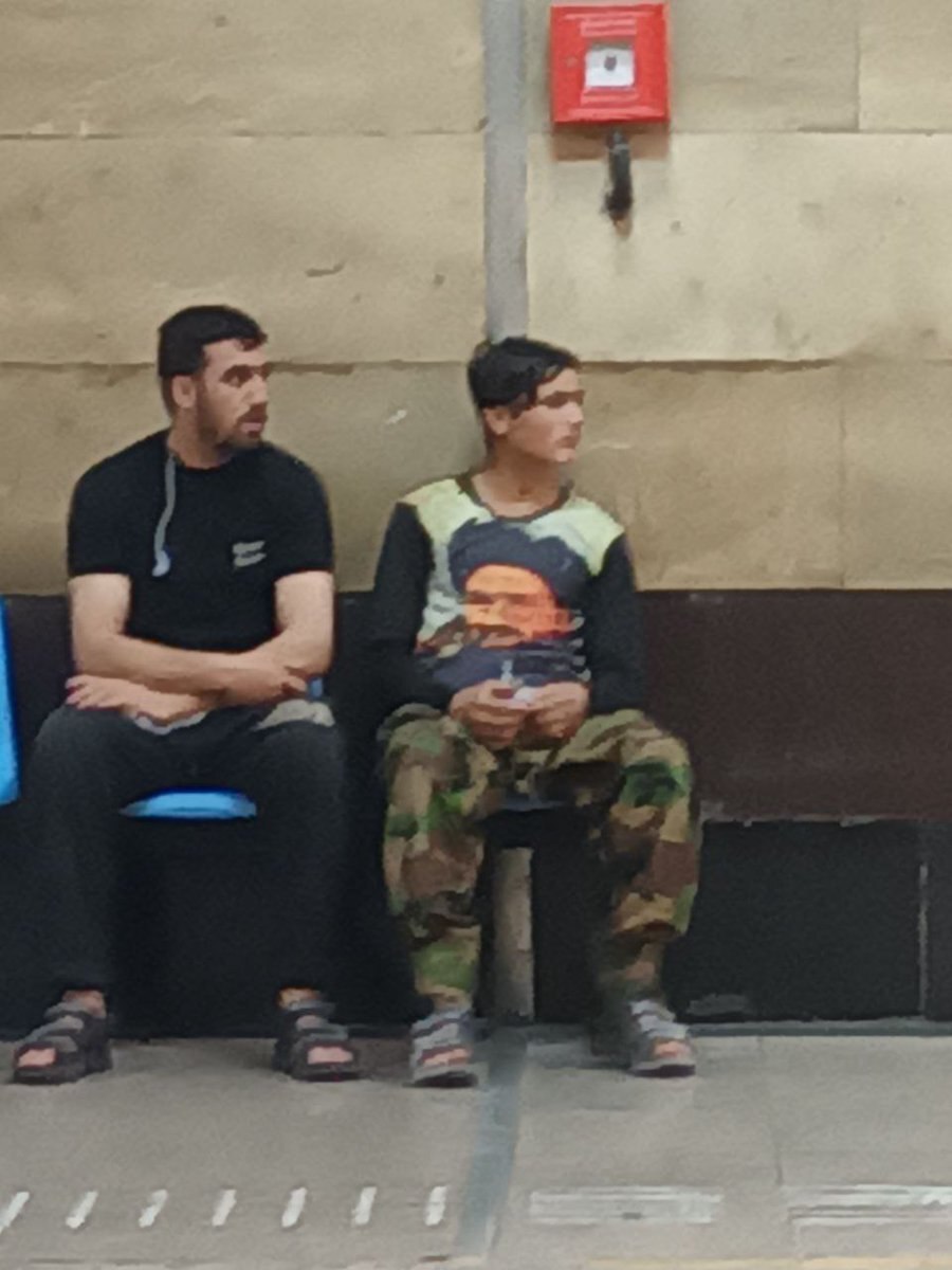 طرح عجیب تیشرت یک مسافر در متروی تهران