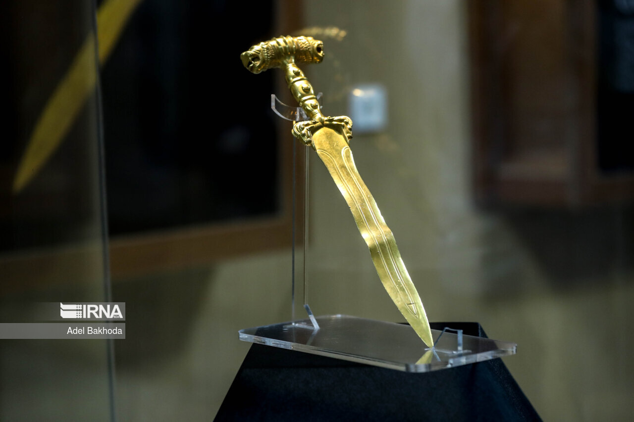 عکس | خنجر بی نظیر طلایی دوره هخامنشیان که در همدان کشف شده است