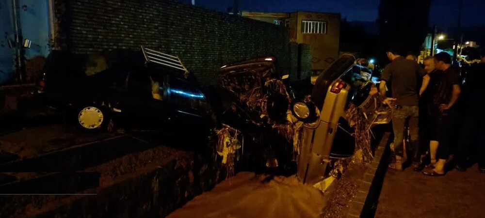 سیل ورزقان به ۶۱ روستا خسارت زد / مدفون شدن خودروها زیر گل و لای + عکس