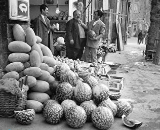 تصویری از بازار تهران یک میوه فروشی در سال 1340