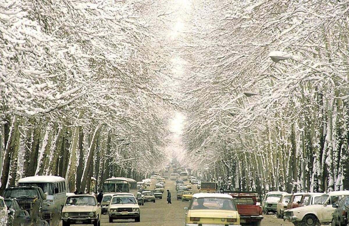 تصویرخیابان ولیعصر در یک روز برفی زمستان ۱۳۶۵