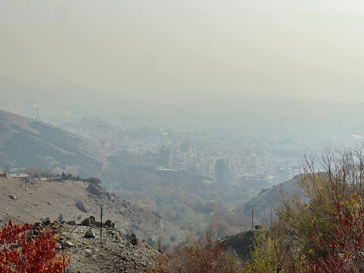 وقتی غول سیاه تهران را می‌بلعد/ عکس