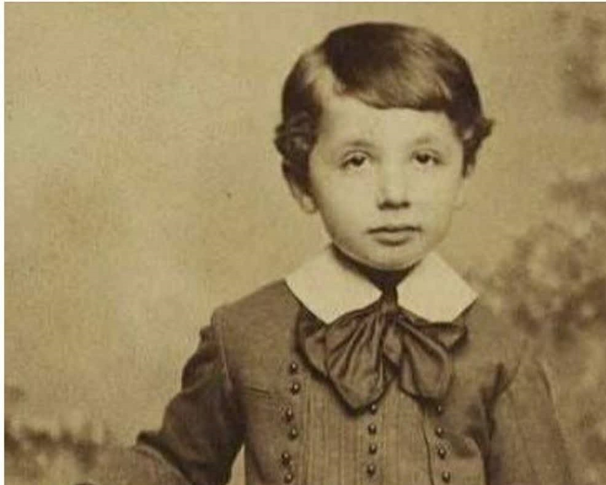 این کوچولو، آلبرت انیشتین فیزیک‌دان نابغه جهان در سن ۵ سالگی می‌باشد