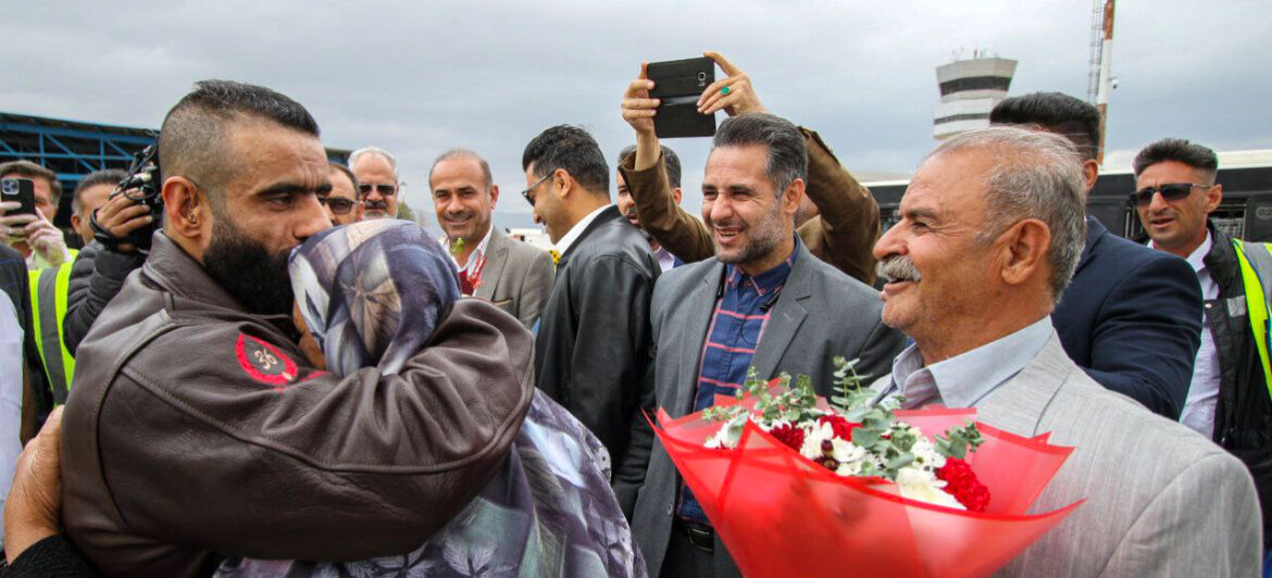 عکس| هادی چوپان در آغوش مادرش آرام گرفت/ بوسه حساسی گرگ ایرانی در روز بازگشت