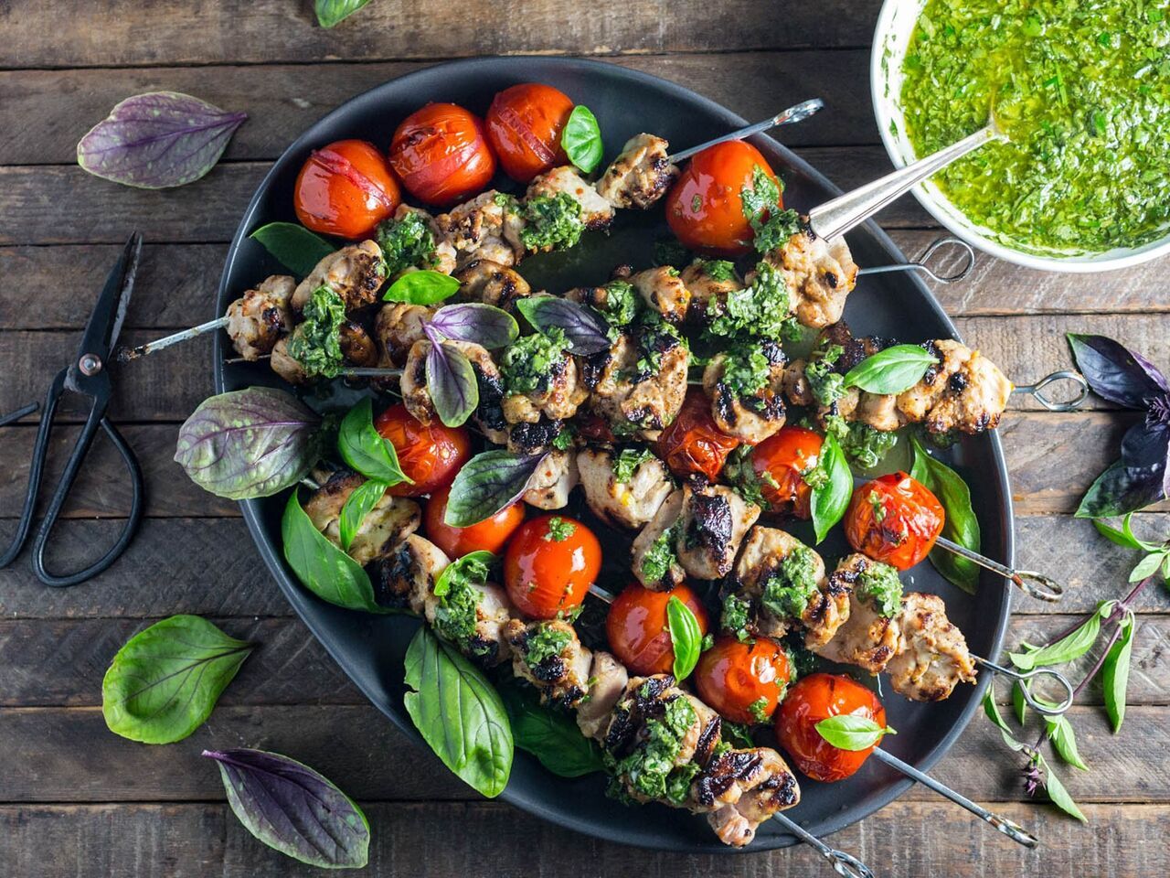 کباب با سالاد گوجهفرنگی، بادام و نعنا؛ غذایی سالم برای کمخونها کباب با سالاد گوجهفرنگی، بادام و نعنا؛ غذایی سالم برای کمخونها
