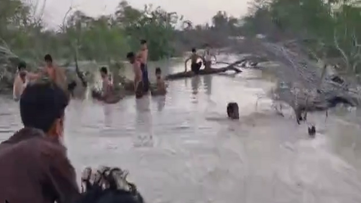 ویدیو / نجات ۷ نفر از اهالی کنارک گرفتار در سیل