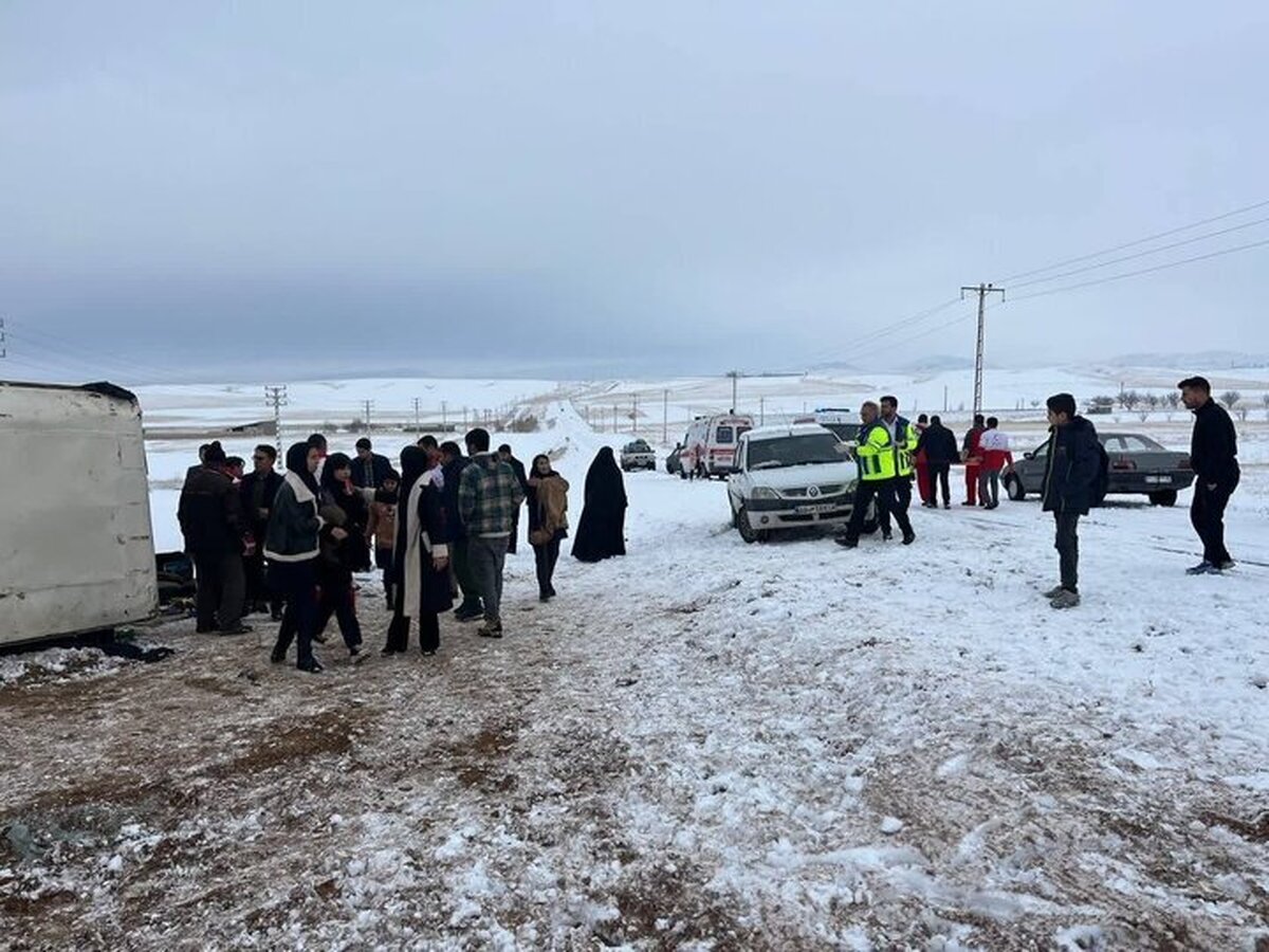 مینی بوس حامل دانش آموزان در زنجان دچار حادثه شد