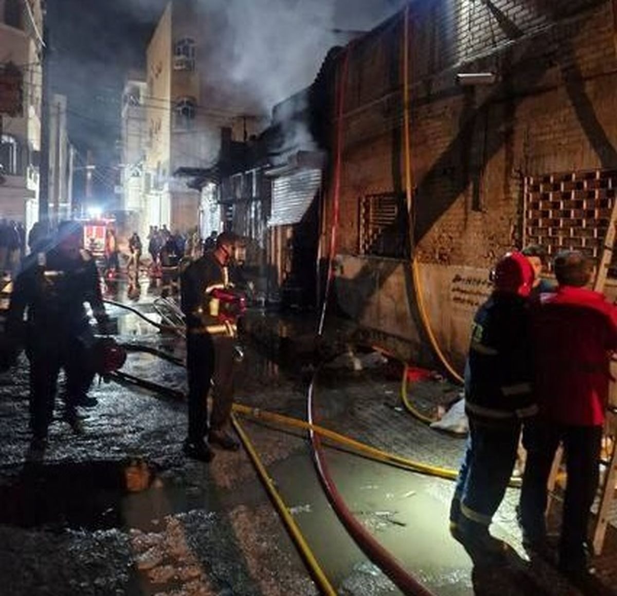 آتش سوزی وحشتناک در یک منزل مسکونی/ سه نفر قبل از رسیدن آتش نشانی جان دادند