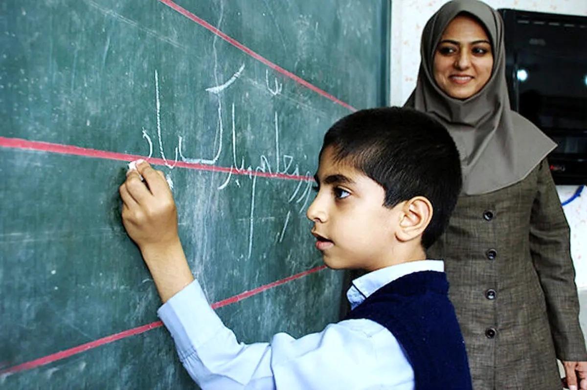 میانگین حقوق معلمان در سال ۱۴۰۳/ حقوق معلمان در سال ۱۴۰۴ به ۲۰ میلیون تومان می‌رسد