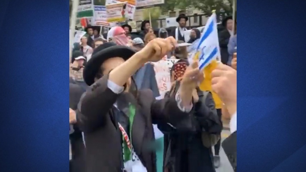 ویدیو / پاره‌ کردن پرچم اسرائیل توسط یهودیان ضدصهیونیست
