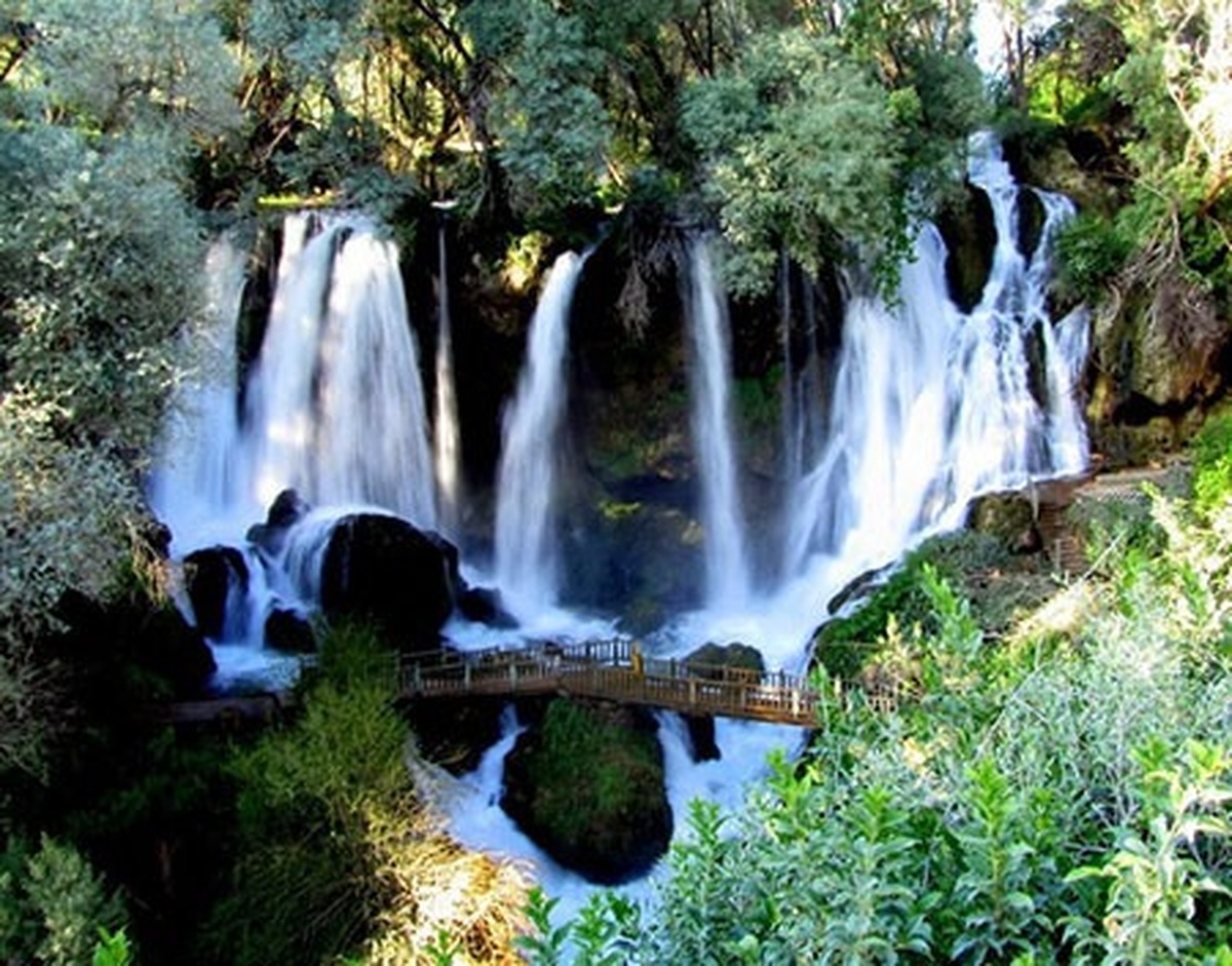 آبشاری که جادوی طبیعت را به تصویر می‌کشد؛ آبشار سیزیر