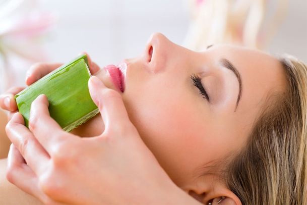 برای آبرسانی و جوانسازی پوست عسل استفاده کنیم یا آلوئه ورا؟