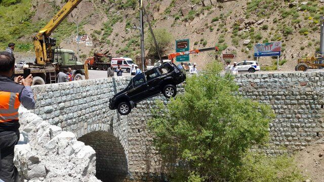 سقوط خودرو پرادو به داخل رودخانه کرج/۲ سرنشین نجات پیدا کردند