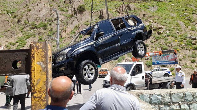 سقوط خودرو پرادو به داخل رودخانه کرج/۲ سرنشین نجات پیدا کردند