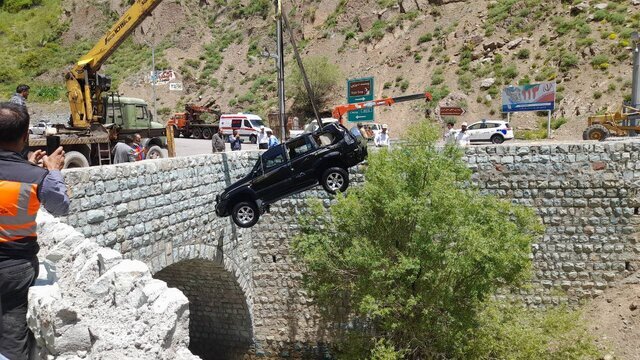 سقوط خودرو پرادو به داخل رودخانه کرج + عکس