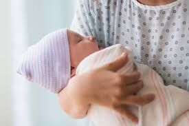 زیاد بغل کردن نوزاد خوب است یا بد؟