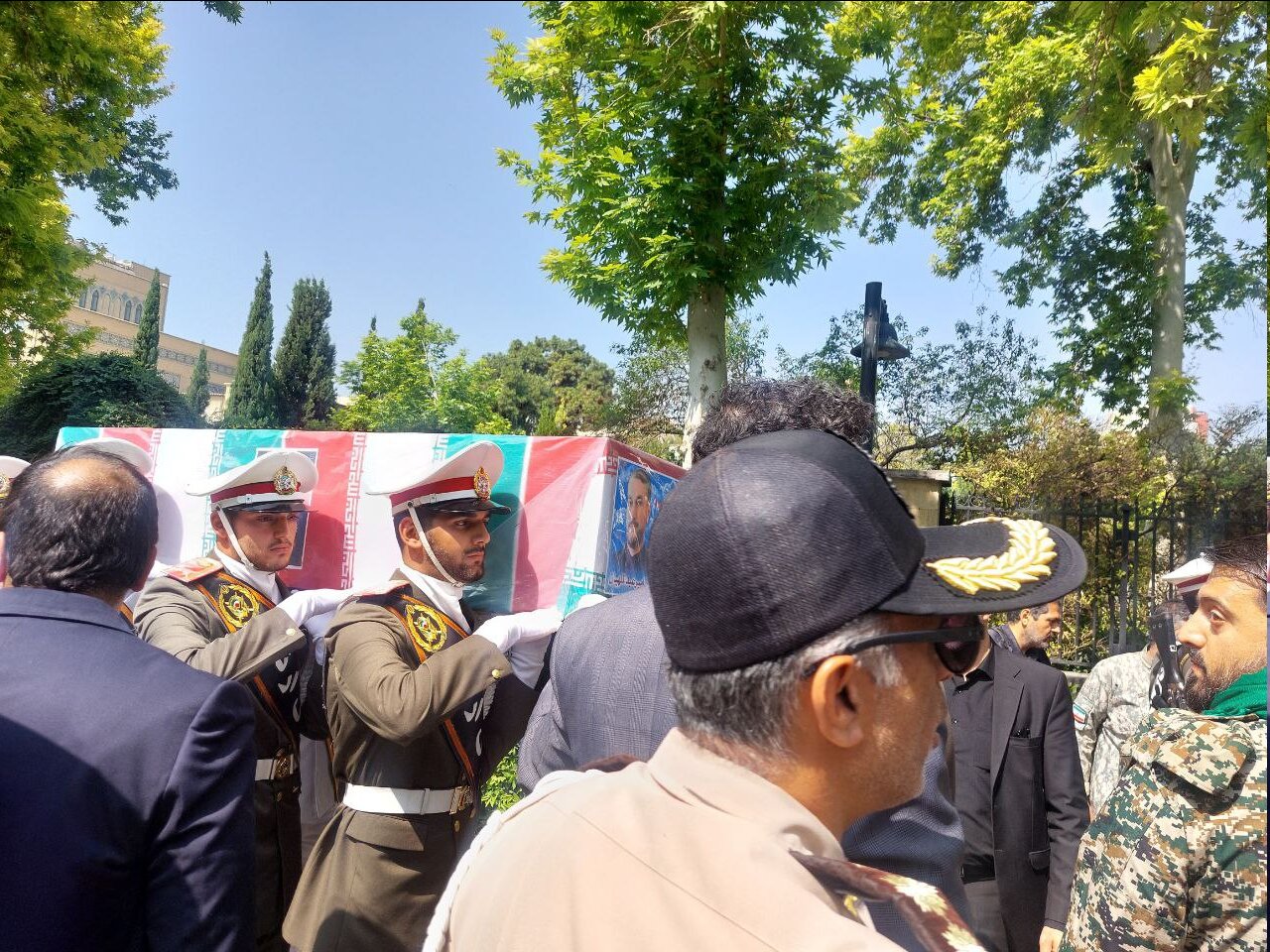 وداع با شهید «امیرعبداللهیان»/ سردار دیپلماسی ایران روی دست مردم