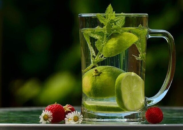 مصرف چه نوشیدنیهایی در تابستان توصیه میشود؟ مصرف چه نوشیدنیهایی در تابستان توصیه میشود؟