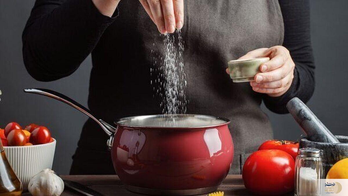 چه زمانی باید نمک را به غذای خود اضافه کنید؟ چه زمانی باید نمک را به غذای خود اضافه کنید؟