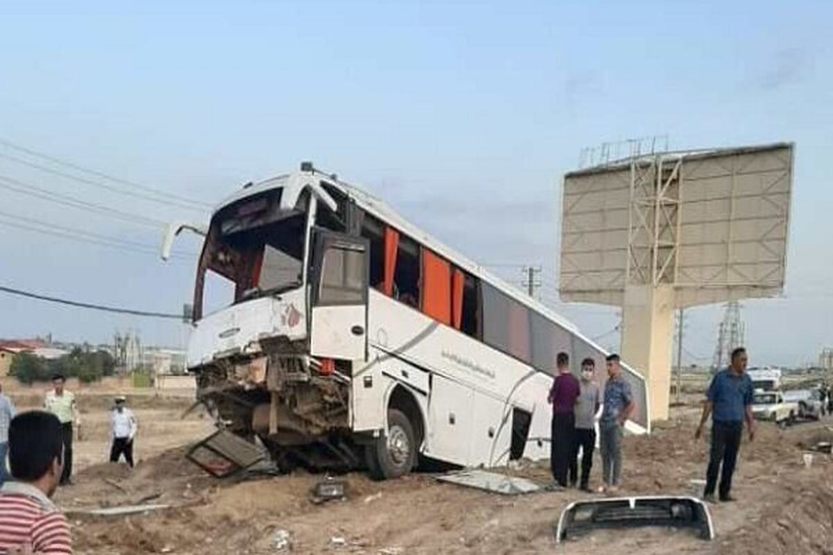 برخورد خونین اتوبوس با موانع اطراف جاده