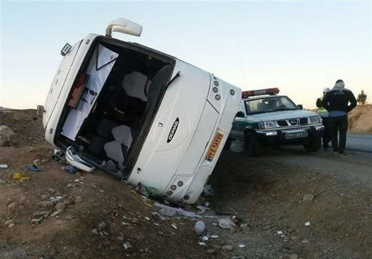 در این جاده اتوبوس واژگون شد