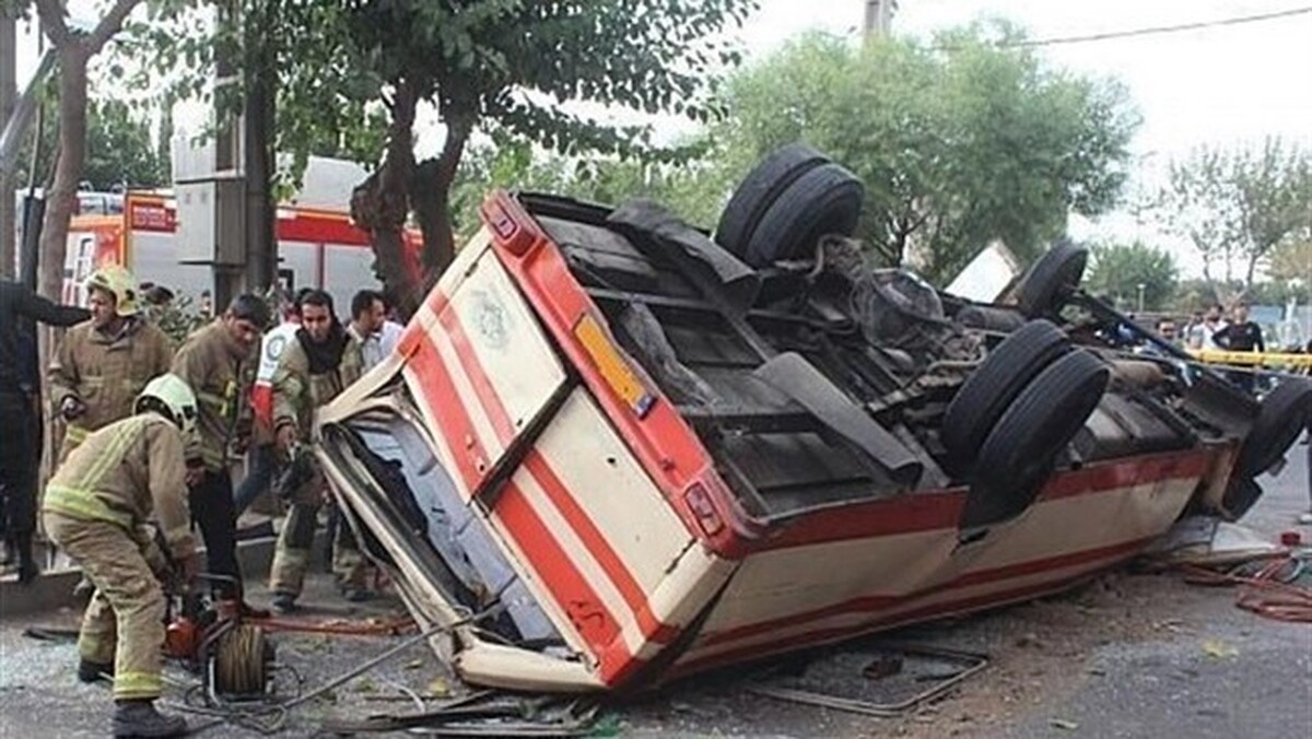 واژگونی مینی بوس در این جاده ۱۶ مصدوم بر جا گذاشت