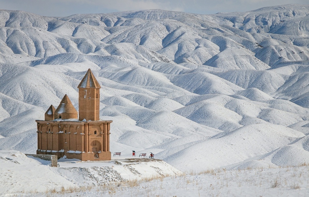 تصاویری زیبا از کلیسای هوهانس مقدس در برف/ اینجا ایران است! +ویدیو