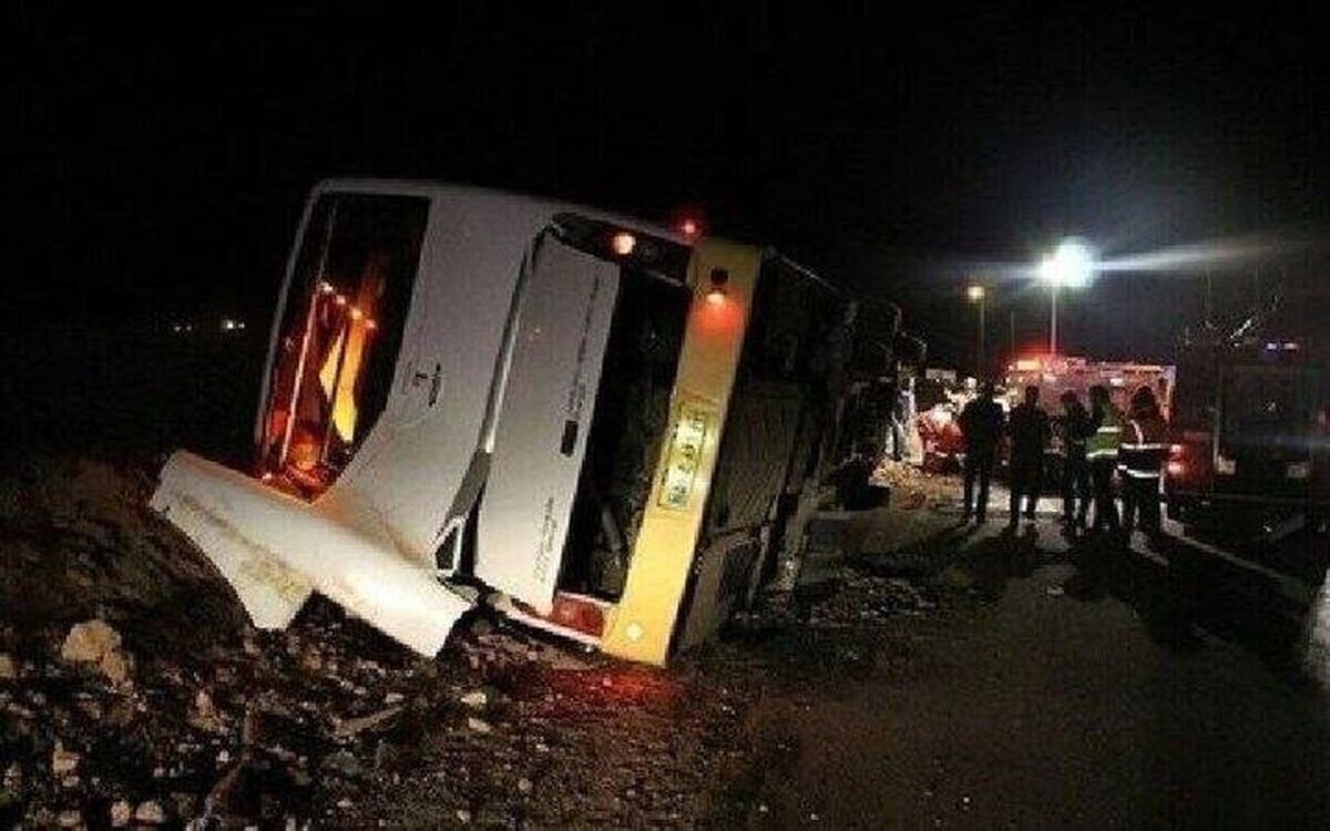 عکس/  دم صبحی واژگونی اتوبوس مرگبار شد/ یک کشته و ۷ مصدوم