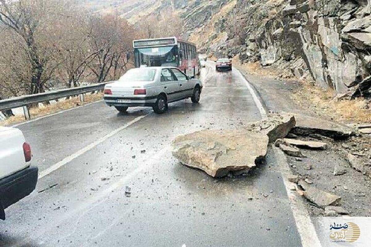 ریزش سنگ در هراز و چالوس/ پلیس راهور از رانندگان درخواست احتیاط کرد