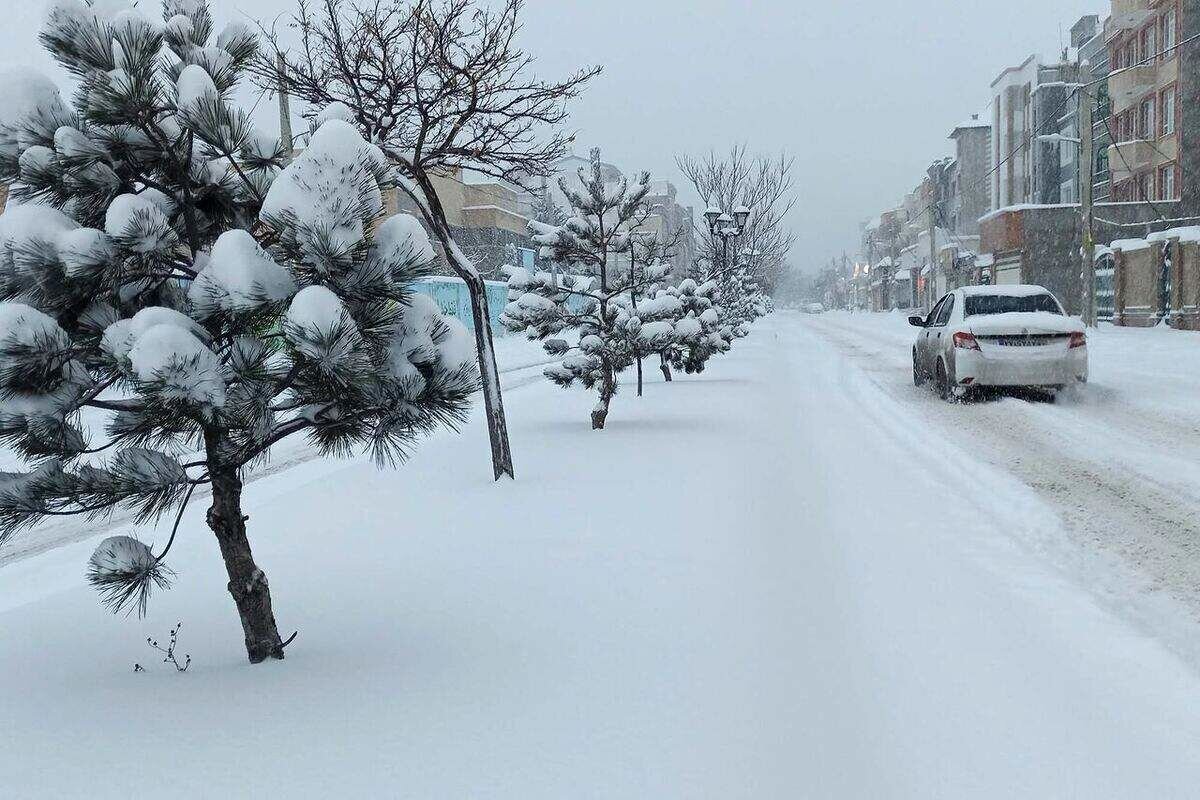 ببینید| بارش برف سنگین مسافران را غافلگیر کرد