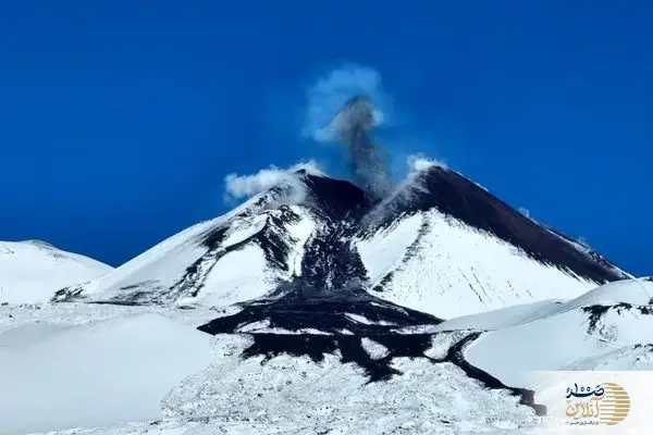 ببینید/جسارت در اوج خطر؛ اسکی‌باز از دل آتش‌فشان فوران‌کننده پایین آمد