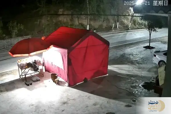 ببینید/ نجات باورنکردنی فروشنده غذای خیابانی پس از برخورد شدید خودرو