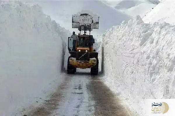 ببینید/برف سنگین، بولدوزر راهداری را در کانونهای چهارمحال و بختیاری گرفتار کرد