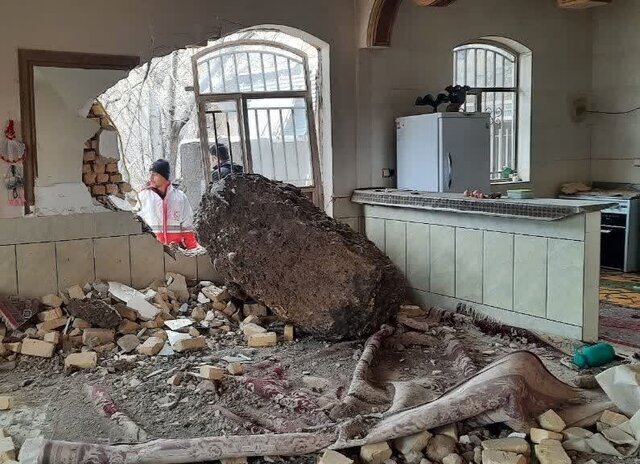 سقوط سنگ ۵۰ تنی روی خانه‌های مردم در لرستان + عکس