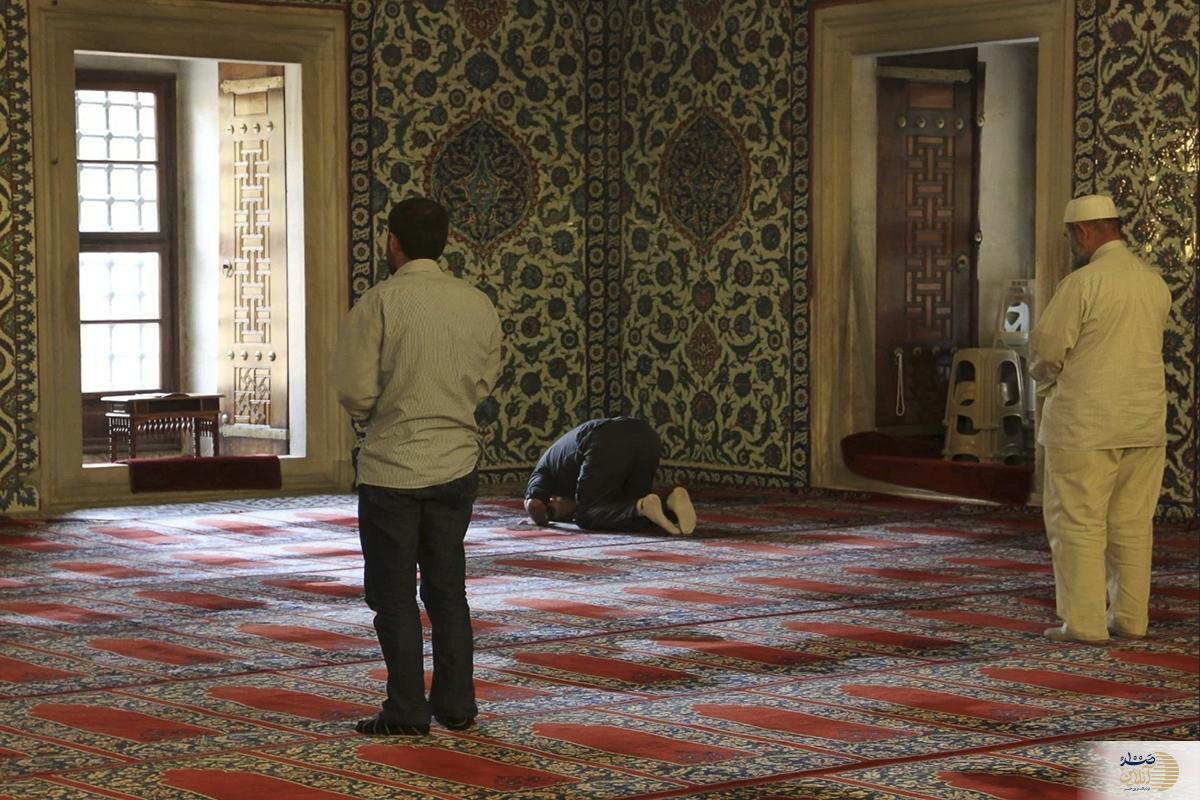 تجافی در نماز چیست؟ / بررسی حکم شرعی نیم‌خیز نشستن در نماز جماعت