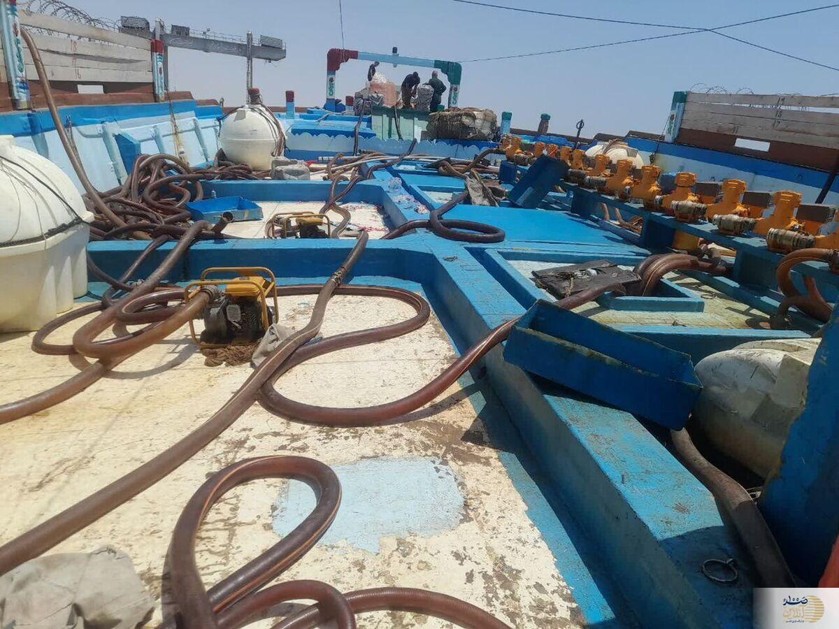 دو شناور حامل سوخت قاچاق در آب‌های خلیج فارس توقیف شد